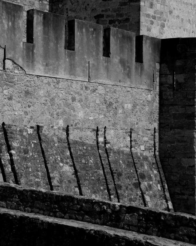 Photo noir et blanc des remparts à Lisbonne, Portugal