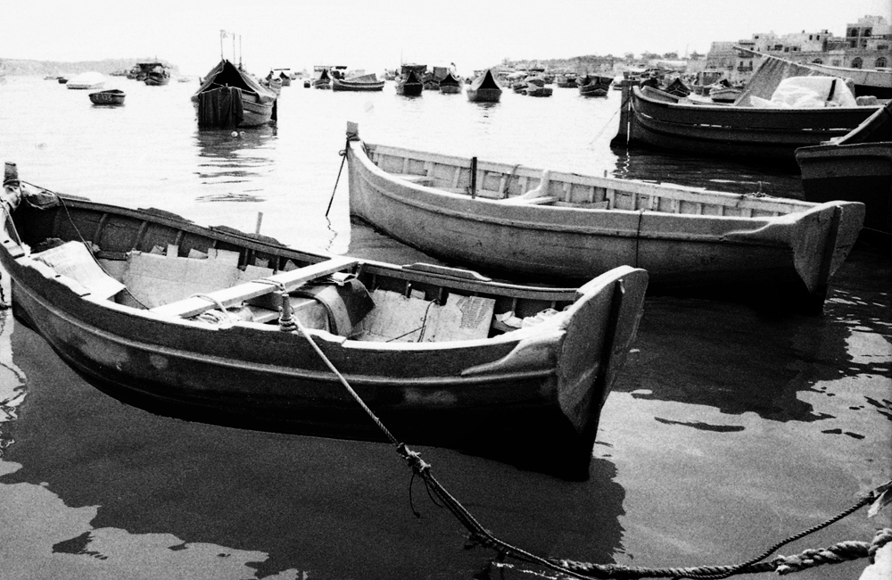 Photo noir et blanc de barques de pêcheurs, Malte