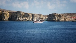 Photo couleur d'un voilier entre les îles de Gozo et Malte