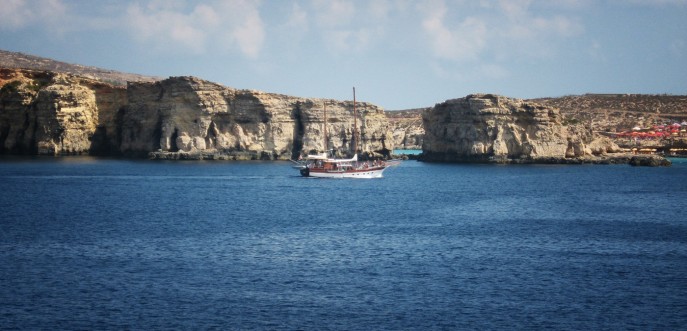 Photo couleur d'un voilier entre les îles de Gozo et Malte