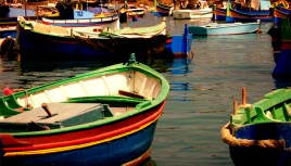 Photo de barques colorées de pêcheur à Marsaxlokk, Malte