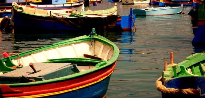 Photo de barques colorées de pêcheur à Marsaxlokk, Malte