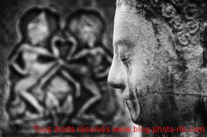 Bouddha et bas-reliefs à l'entrée du Bayon - Angkor THom