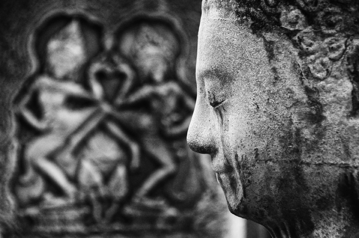Bouddha et bas-reliefs à l'entrée du Bayon - Angkor THom