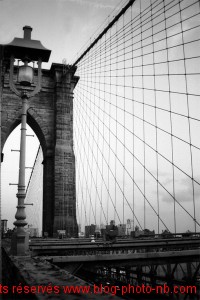 Brooklyn Bridge, vue depuis le pont. Vue côté Manhattan, New-York