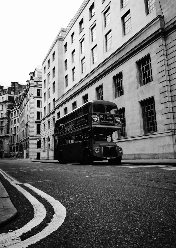 Photo noir et blanc d'un bus anglais à deux étages , Londres