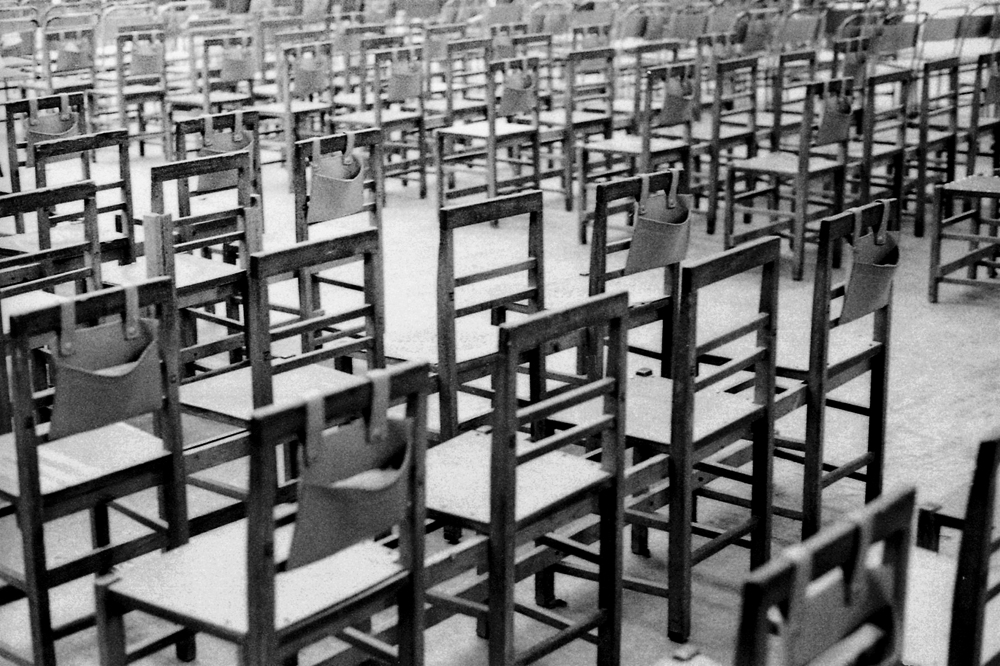 Photo noir et blanc de chaises d'église à la Valette, Malte