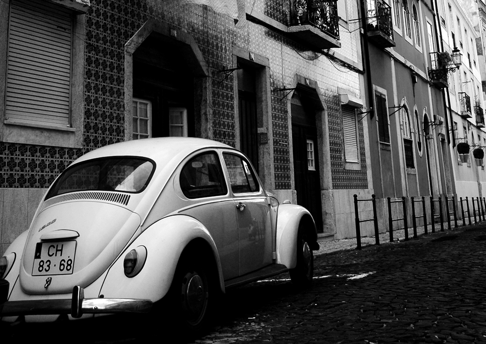 Photo noir et blanc d'une Coccinelle à Lisbonne - Portugal