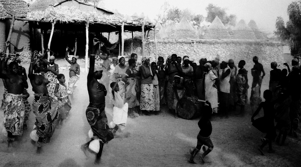 Photo noir et blanc d'une danse folklorique, Cameroun - Afrique