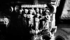 Photo noir et blanc d'un chapiteau sculpté d'une église, Sicile