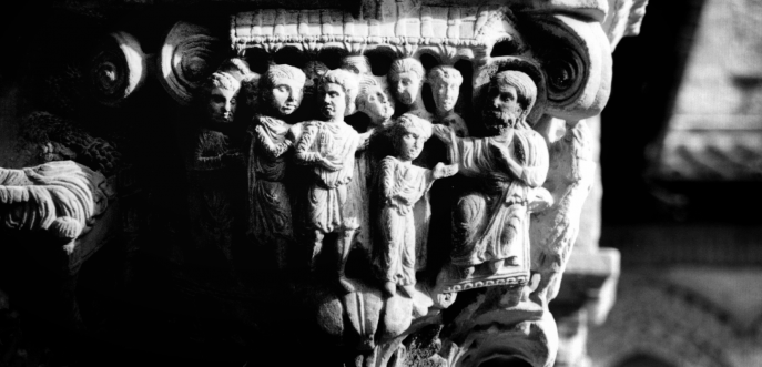 Photo noir et blanc d'un chapiteau sculpté d'une église, Sicile