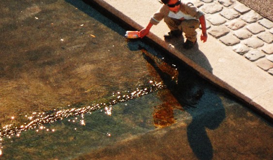 Photo couleur d'un enfant sur les quais de la Guillotière, Lyon