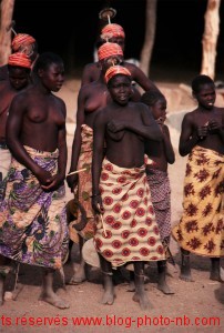 Femmes africaine en tenue folklorique - Cameroun, Afrique