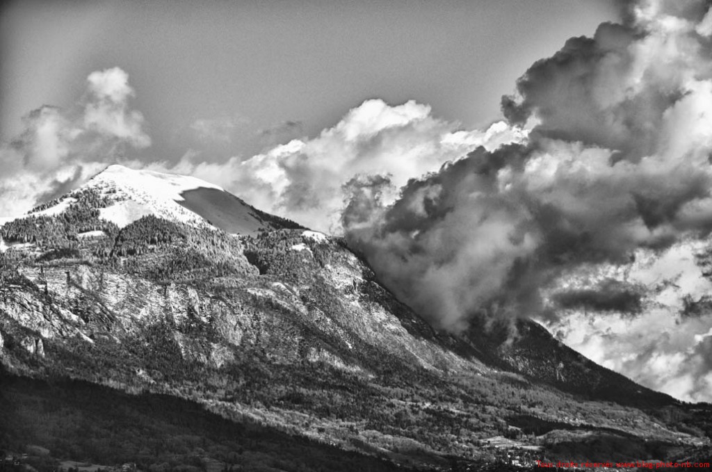 Sommet enneigé des Alpes en Haute Savoie