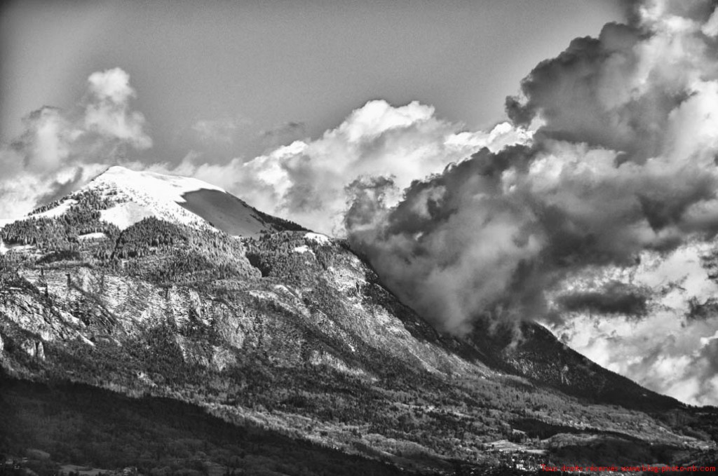 Sommet enneigé des Alpes en Haute Savoie