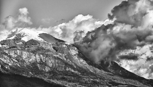 Sommet enneigé des Alpes en Haute Savoie