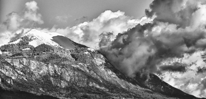 Sommet enneigé des Alpes en Haute Savoie