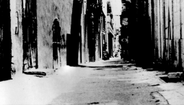 Photo noir et blanc d'une ruelle ancienne à la Valette, Malte