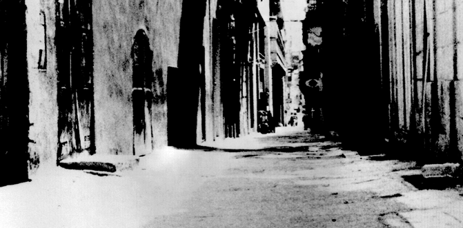 Photo noir et blanc d'une ruelle ancienne à la Valette, Malte