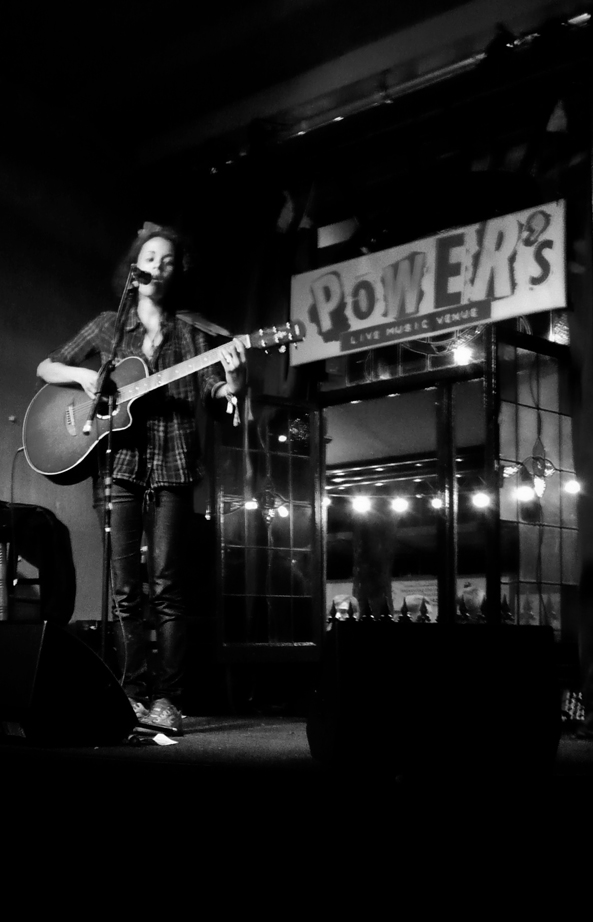 Photo noir et blanc d'un concert au Power's - Londres, UK