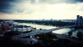 Photo couleur du Nový Most (pont neuf) à Bratislava, Slovaquie