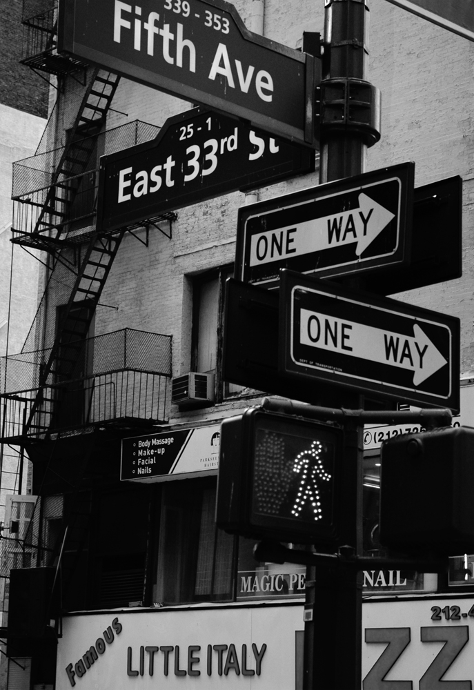 Photo noir et blanc d'un panneau de signalisation, New-York, USA