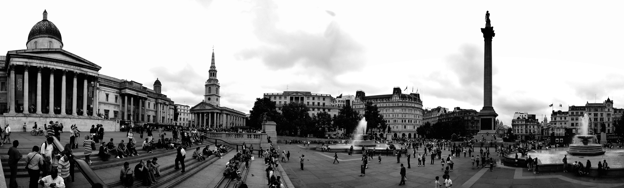 Photo noir et blanc panoramique de Trafalgar Square - Londres