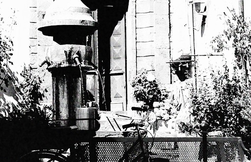 Photo noir et blanc d'une fontaine à Cahors