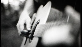 Photo noir et blanc d'un guitariste
