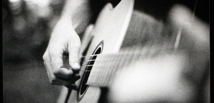 Photo noir et blanc d'un guitariste