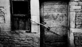 Photo noir et blanc de porte d'une ferme ancienne, Haute-Saône