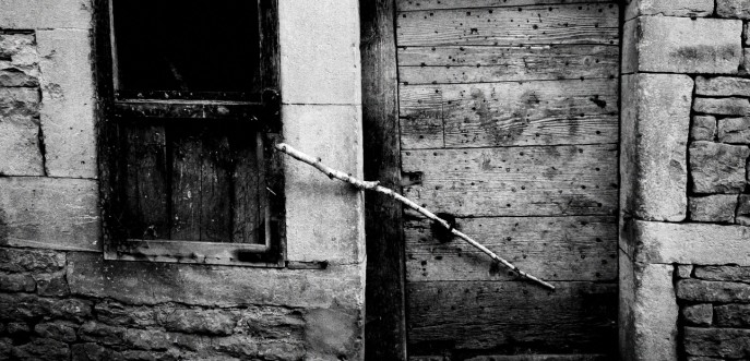 Photo noir et blanc de porte d'une ferme ancienne, Haute-Saône