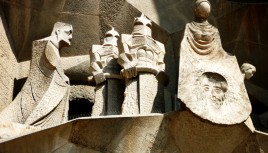 Photo couleur du fronton de la Sagrada Familia, Barcelone