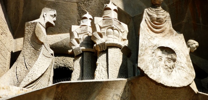 Photo couleur du fronton de la Sagrada Familia, Barcelone