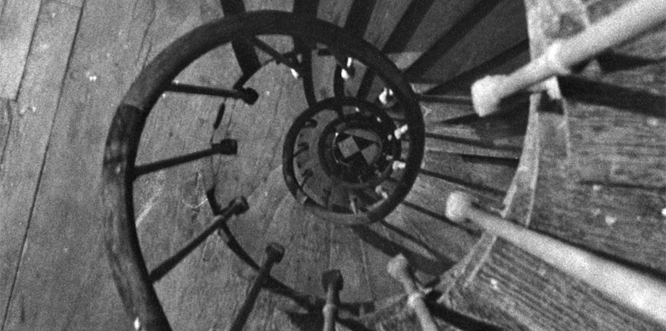 Photo noir et blanc d'une cage d'escalier d'un ancien immeuble, Paris