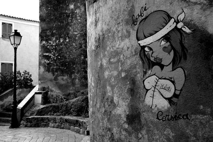 Photo noir et blanc tag "Corsica" sur les murs du vieu Calvi