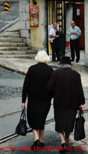 Vieilles femmes sortant de la messe, Lisbonne - Portugal