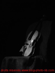 Violon sur une chaise, en attente de sa violoniste 