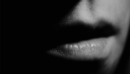 Photo noir et blanc d'une bouche