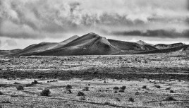 Photo noir et blanc des volcans du parc national de Timanfaya sur l'île de Lanzarote - Canaries