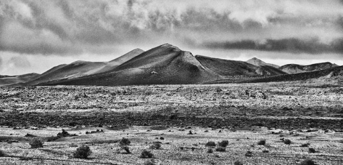 Photo noir et blanc des volcans du parc national de Timanfaya sur l'île de Lanzarote - Canaries