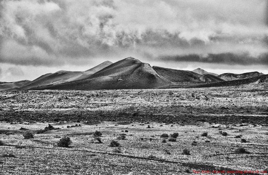 Photo noir et blanc des volcans du parc national de Timanfaya sur l'île de Lanzarote - Canaries